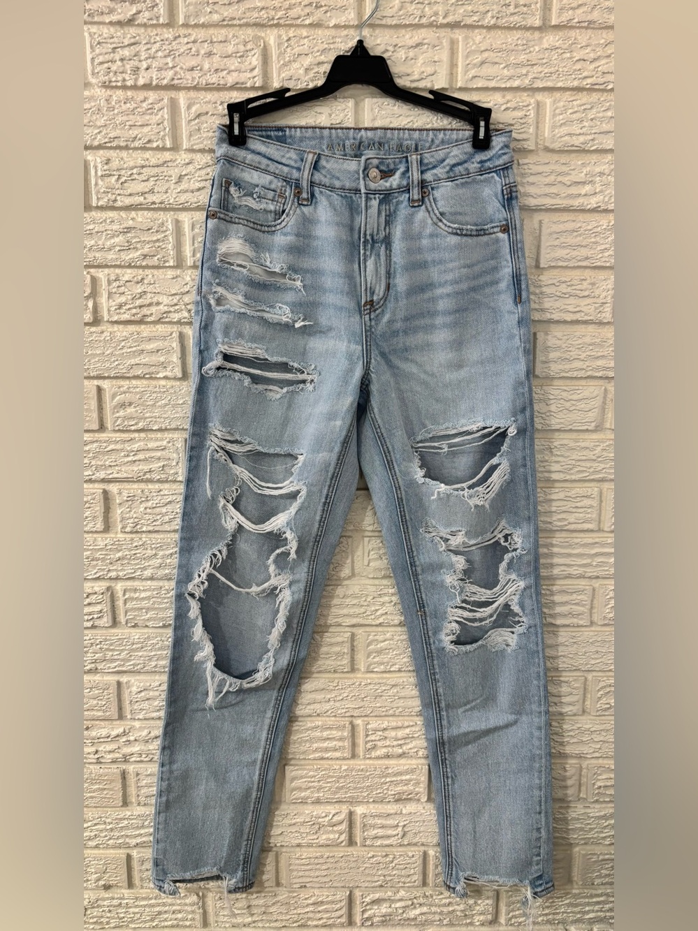 American Eagle Strigid Distressed Mom Jeans Light Wash 2 Long